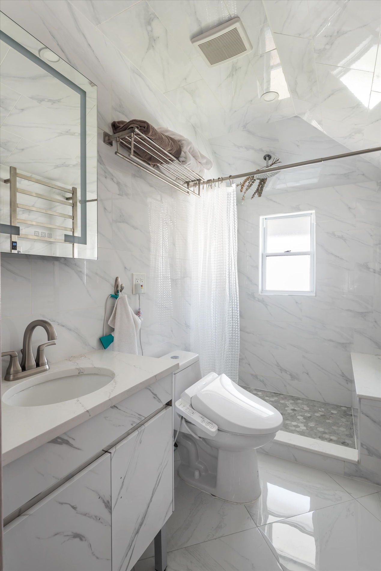 Howard Beach, New York, 11414, United States, 5 Bedrooms Bedrooms, ,2 BathroomsBathrooms,Residential,For Sale,2049449