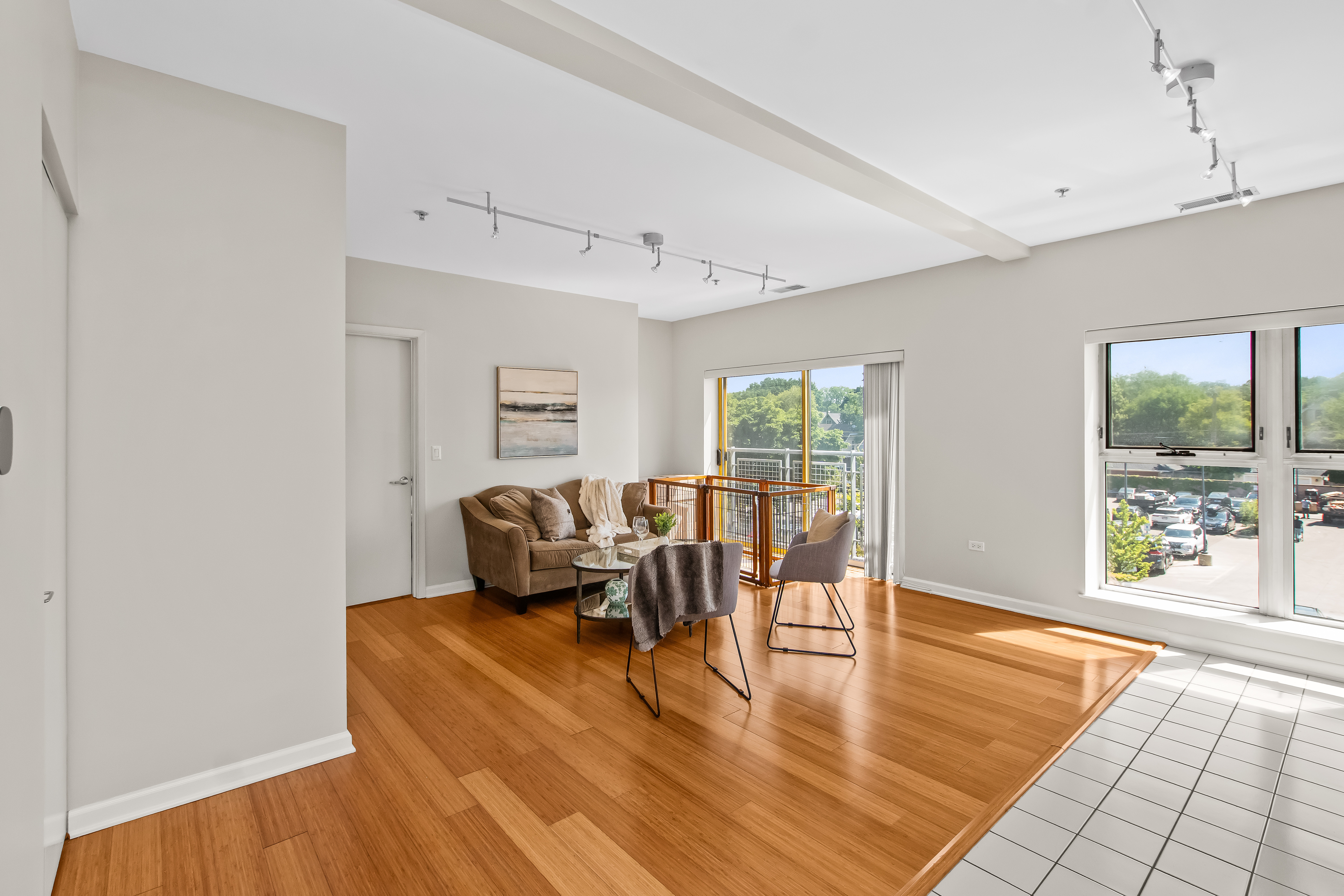 Spacious Unit in Desirable Chicago Avenue Place - 物件實景