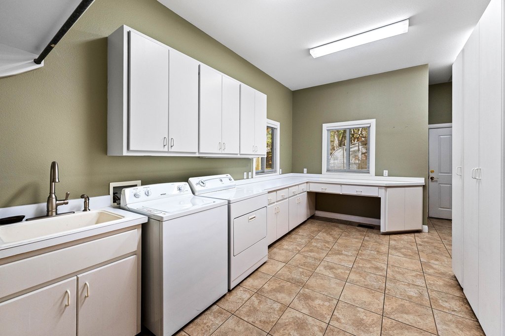 Kerrville, Texas, 78028, United States, 3 Bedrooms Bedrooms, ,5 BathroomsBathrooms,Residential,For Sale,2002478