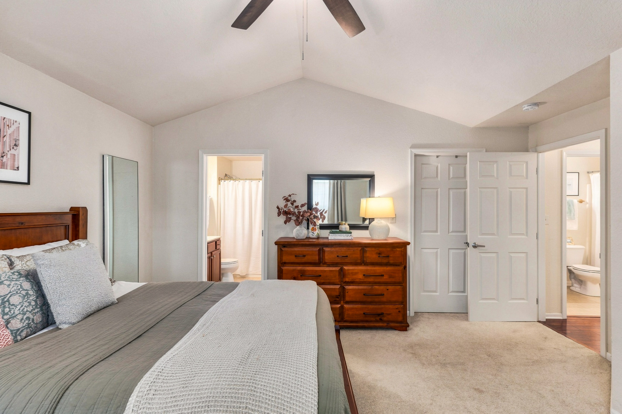  Pewaukee Condo with Scenic Pond Views & Resort Amenities - 物件實景