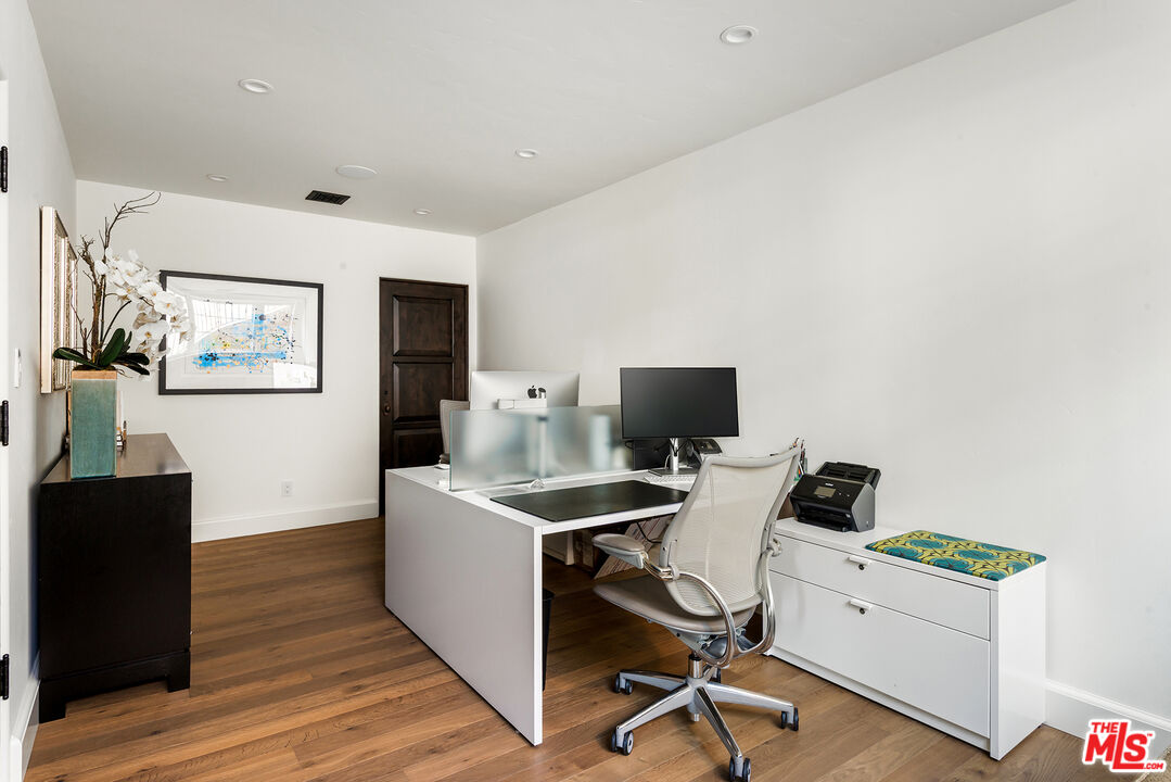 Los Angeles, California, 90068, United States, 4 Bedrooms Bedrooms, ,5 BathroomsBathrooms,Residential,For Sale,1910908