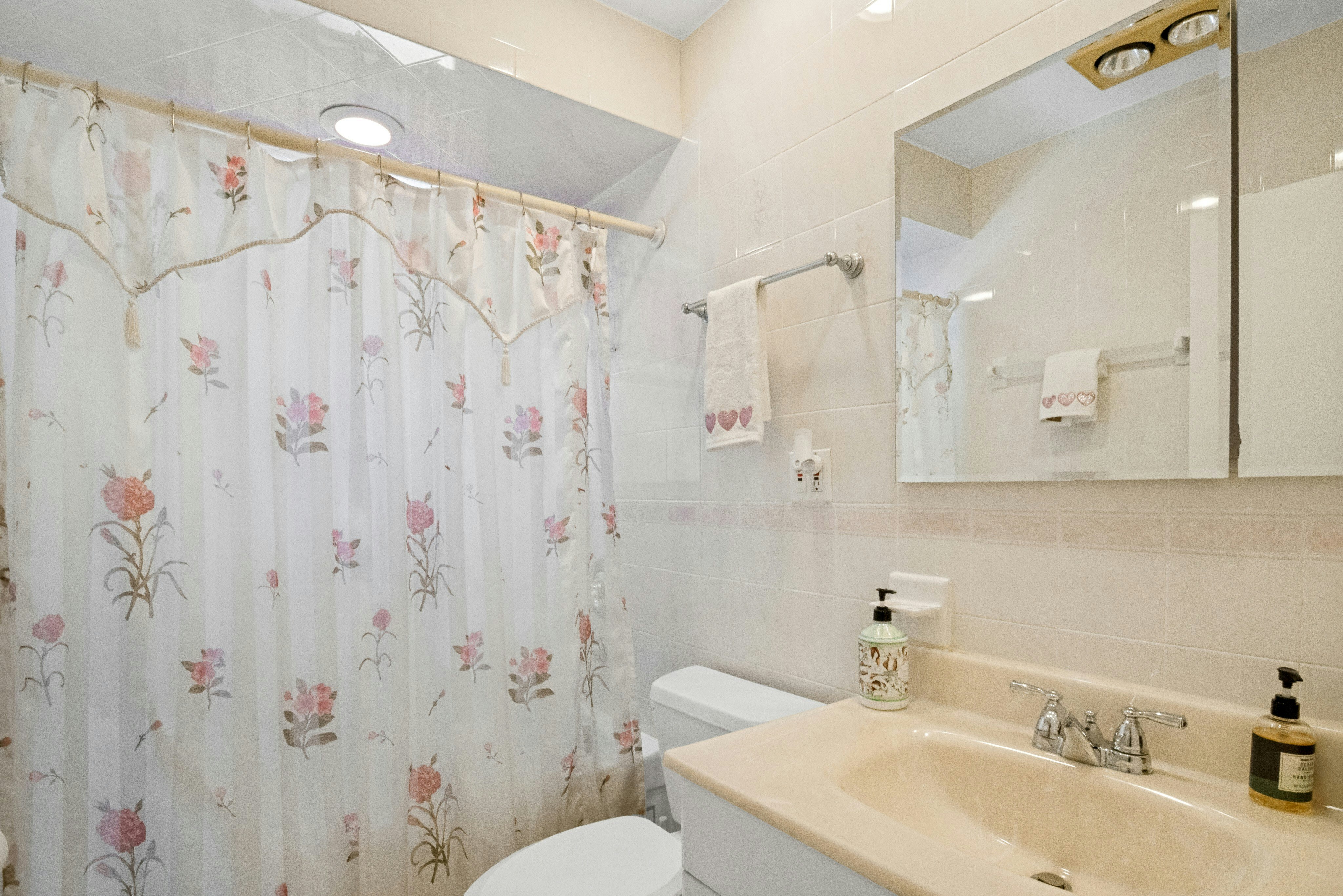  Charming three-bedroom, two bath ranch feels like home the moment you walk in - 物件實景