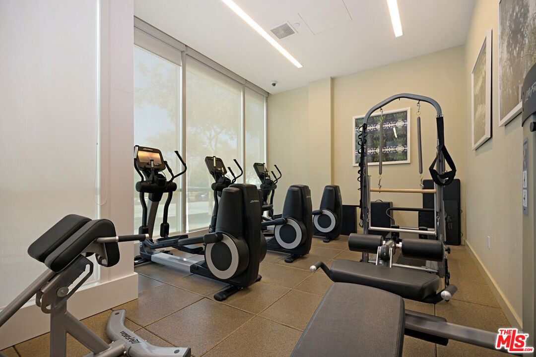 Santa Monica, California, 90401, United States, 2 Bedrooms Bedrooms, ,2 BathroomsBathrooms,Residential,For Sale,2001911