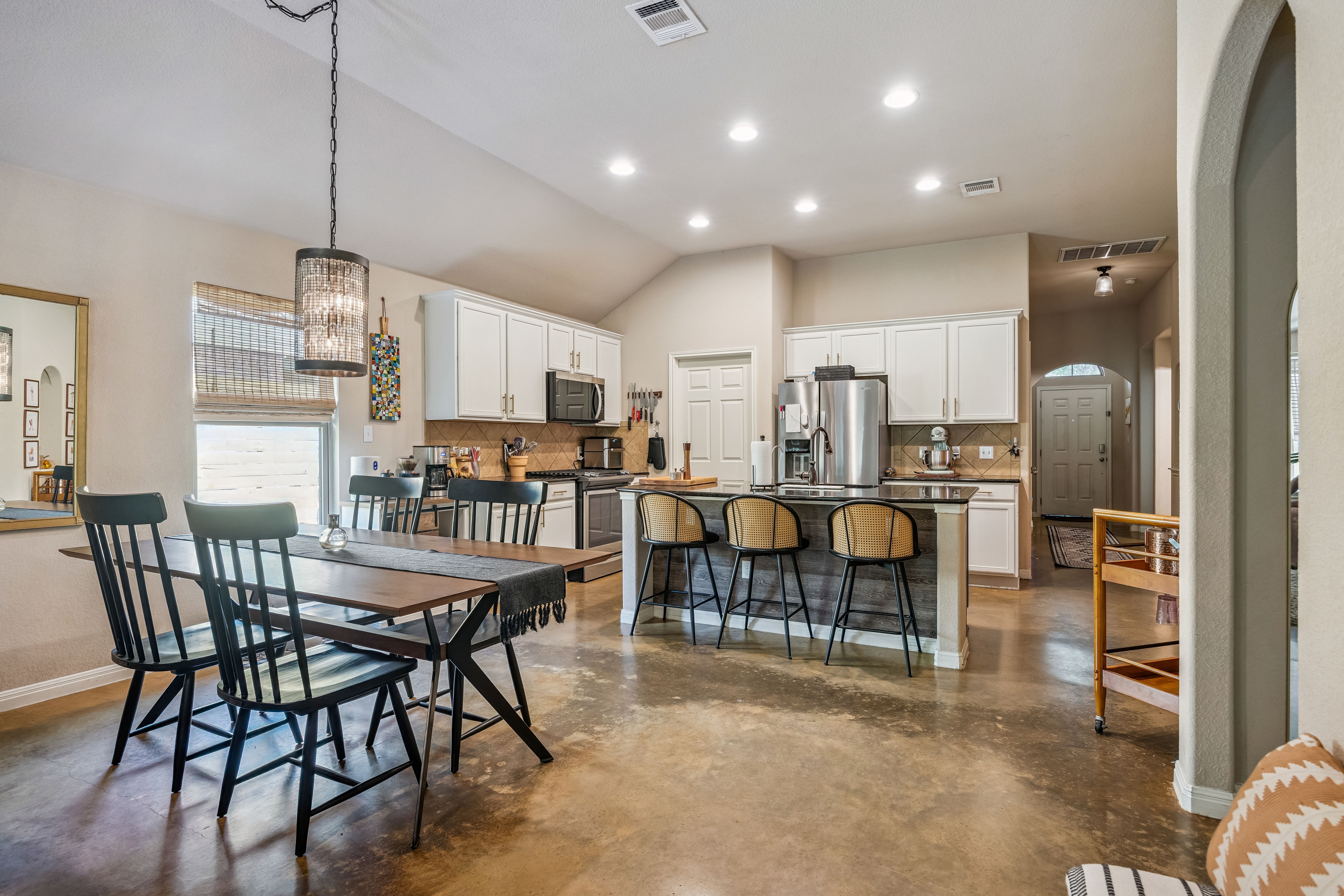  Single-Story Retreat Backing to Greenbelt in Knollwood on the Colorado River - 物件實景