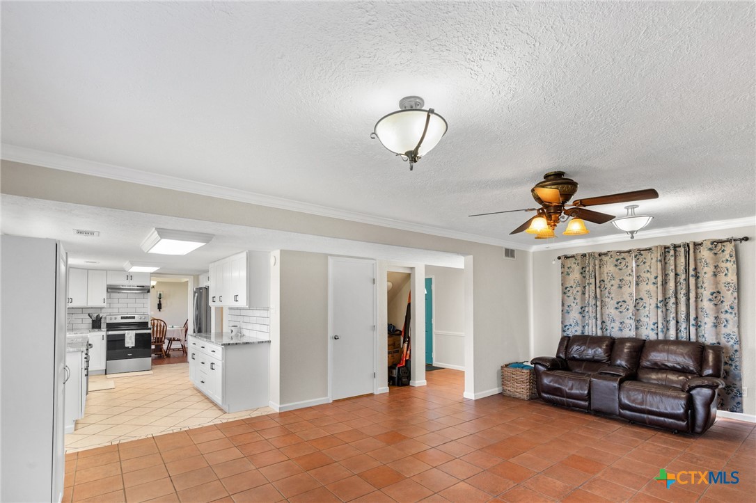 Hallettsville, Texas, 77964, United States, 4 Bedrooms Bedrooms, ,3 BathroomsBathrooms,Residential,For Sale,1988312