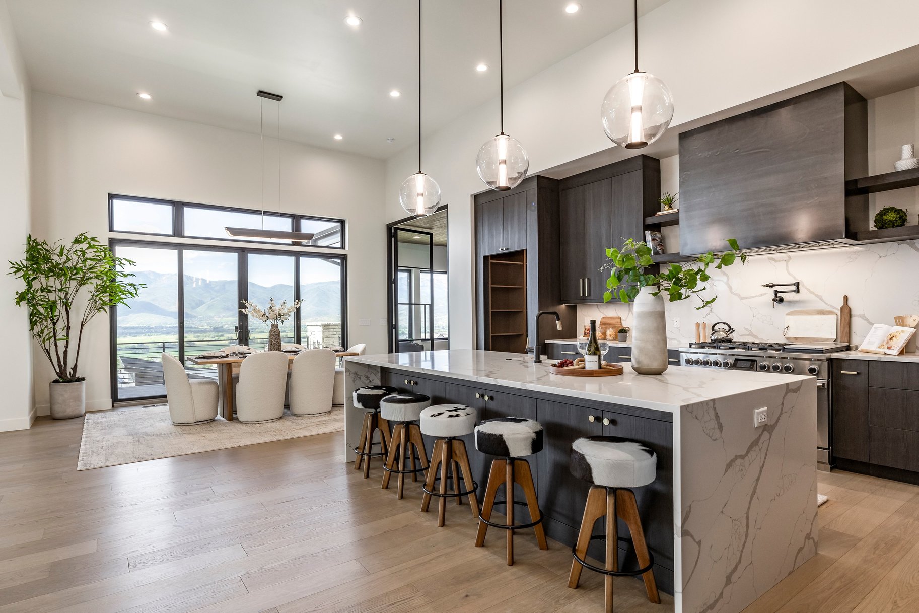  Upgraded Luxury Living with Panoramic Mountain Views - 物件實景