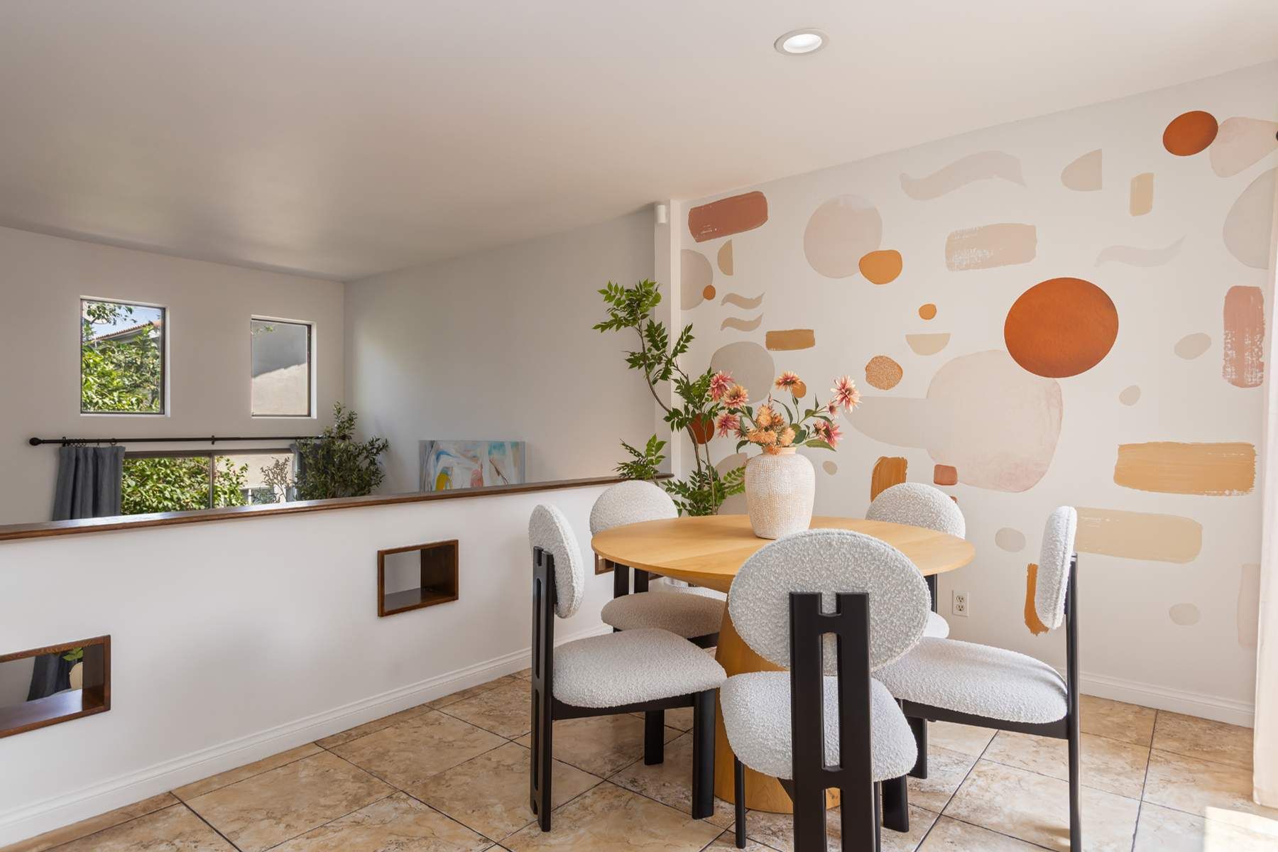  9131 Burnet Avenue, #5 - 物件實景