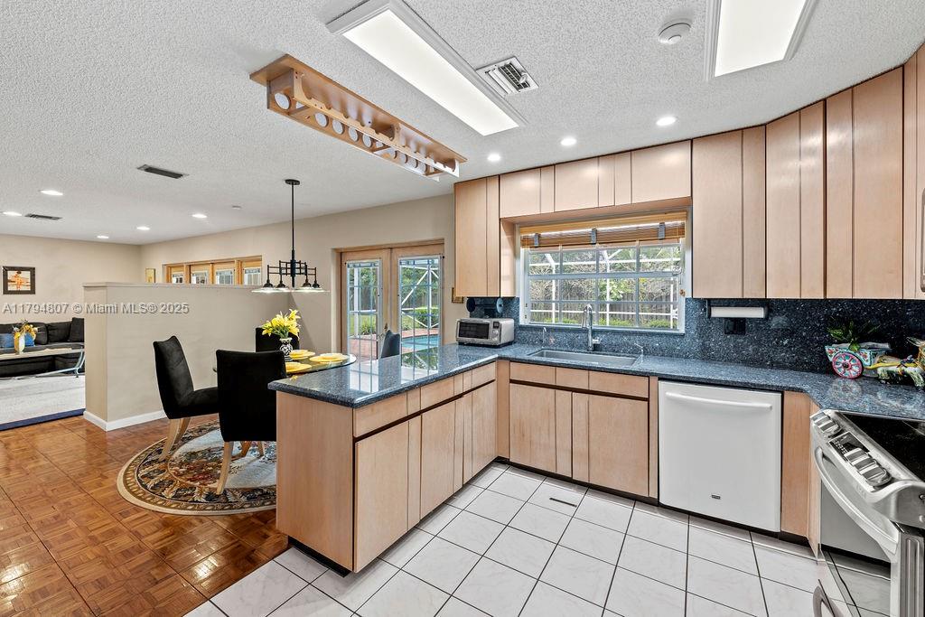 Plantation, Florida, 33324, United States, 3 Bedrooms Bedrooms, ,2 BathroomsBathrooms,Residential,For Sale,1792885