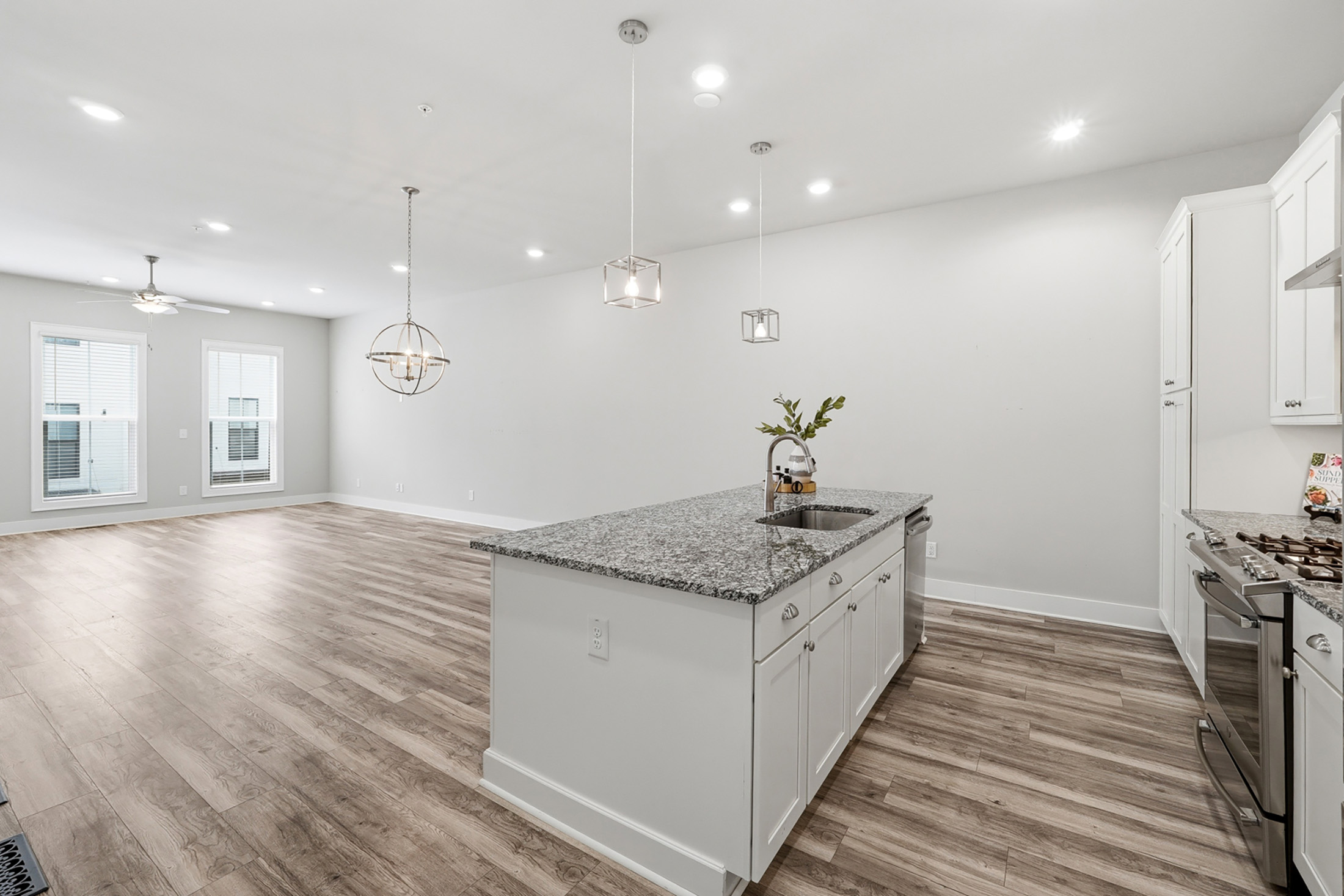  Charming Townhome Designed for Modern Living and Ultimate Functionality - 物件實景