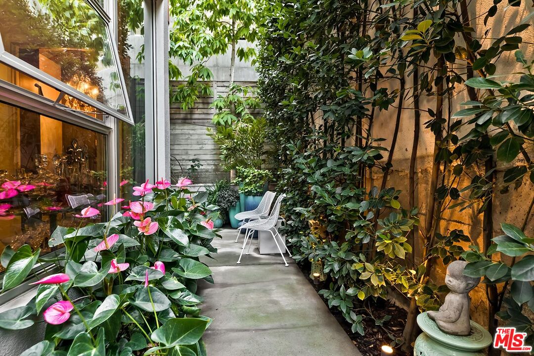 West Hollywood, California, 90069, United States, 2 Bedrooms Bedrooms, ,2 BathroomsBathrooms,Residential,For Sale,1760061