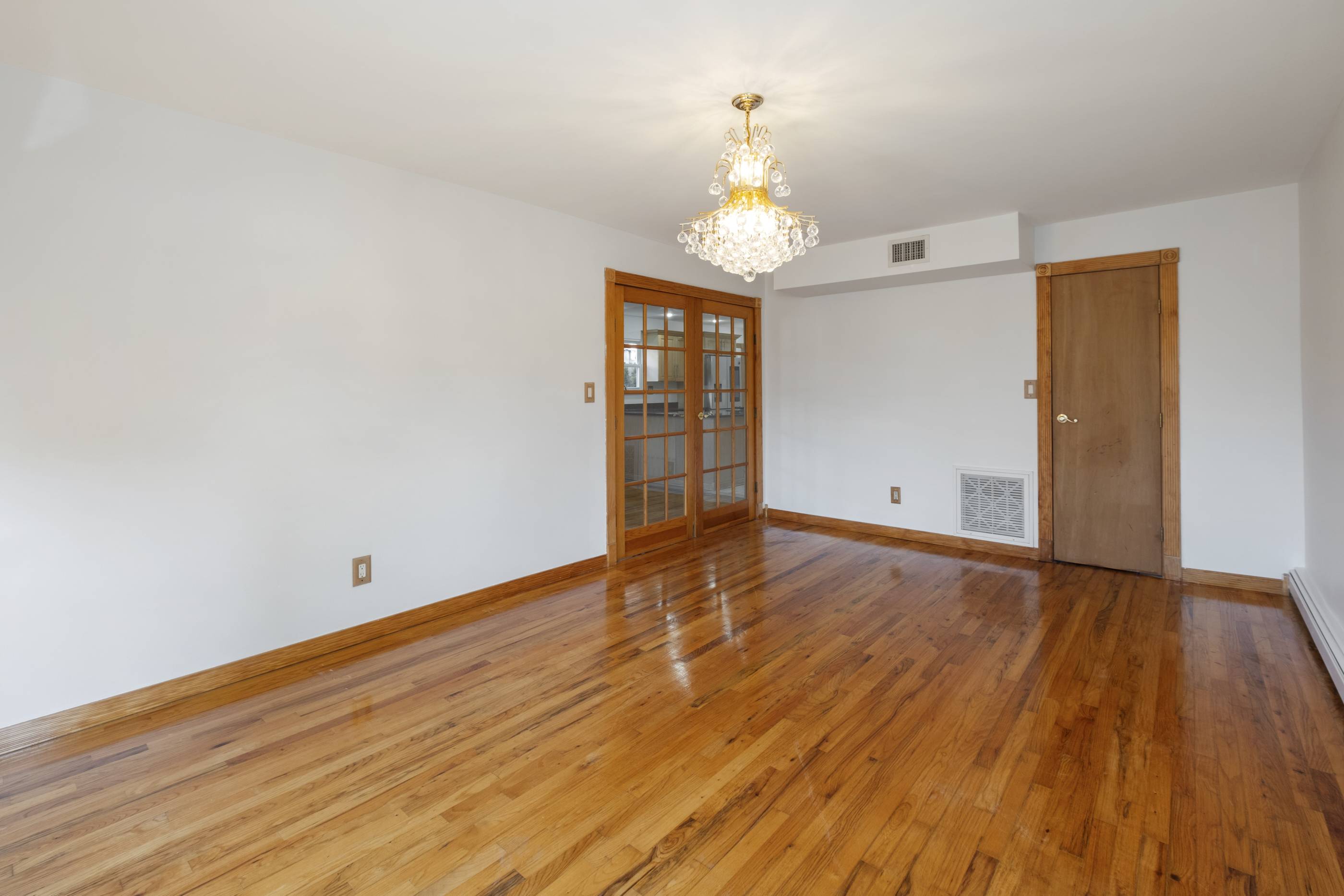 Floral Park, New York, 11001, United States, 5 Bedrooms Bedrooms, ,4 BathroomsBathrooms,Residential,For Sale,1980270