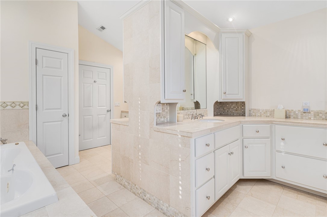 East Greenwich, Rhode Island, 02818, United States, 5 Bedrooms Bedrooms, ,7 BathroomsBathrooms,Residential,For Sale,1940425