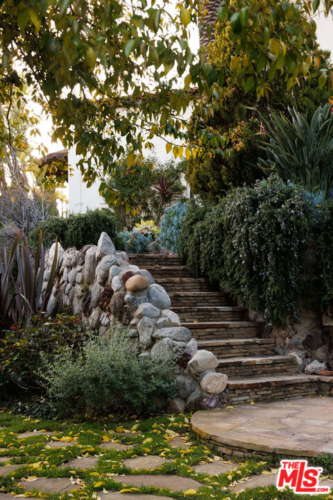 Los Angeles, California, 90027, United States, 6 Bedrooms Bedrooms, ,11 BathroomsBathrooms,Residential,For Sale,1695736