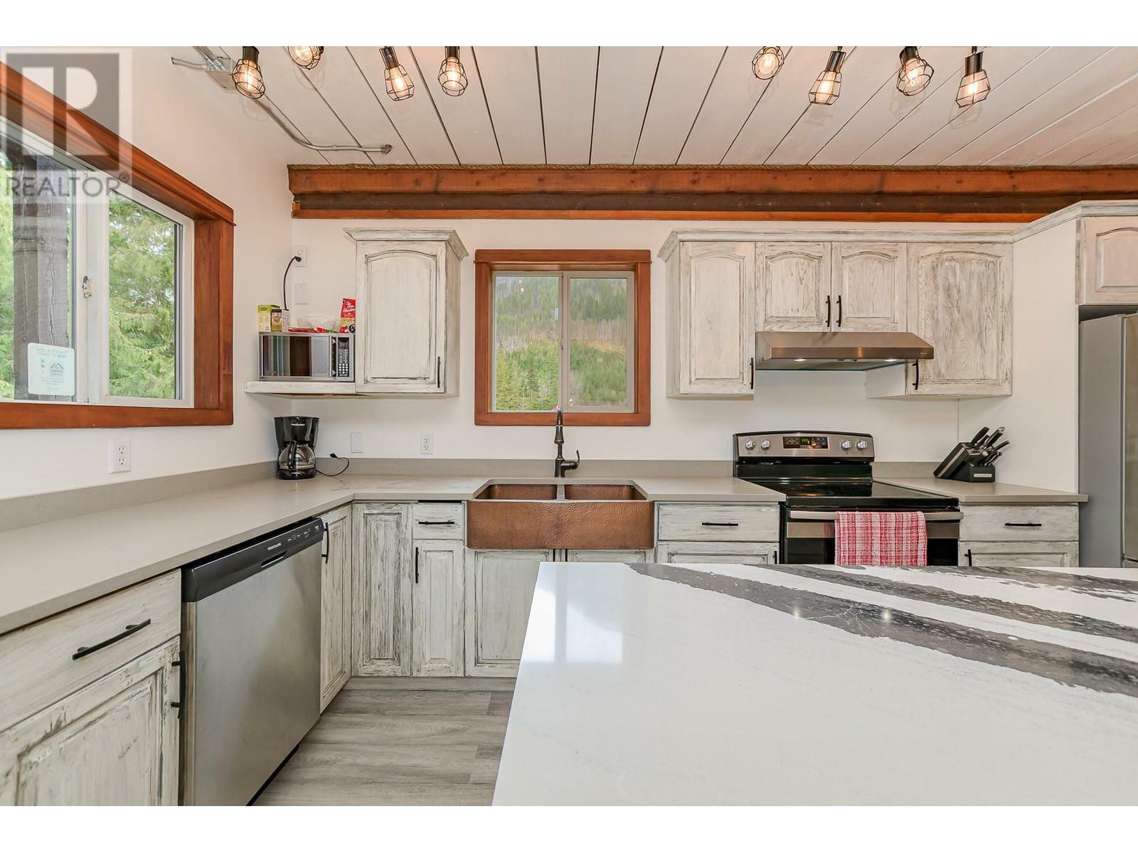 REVELSTOKE, British Columbia, V0E 2S0, CA, 4 Bedrooms Bedrooms, ,2 BathroomsBathrooms,Residential,For Sale,1838033