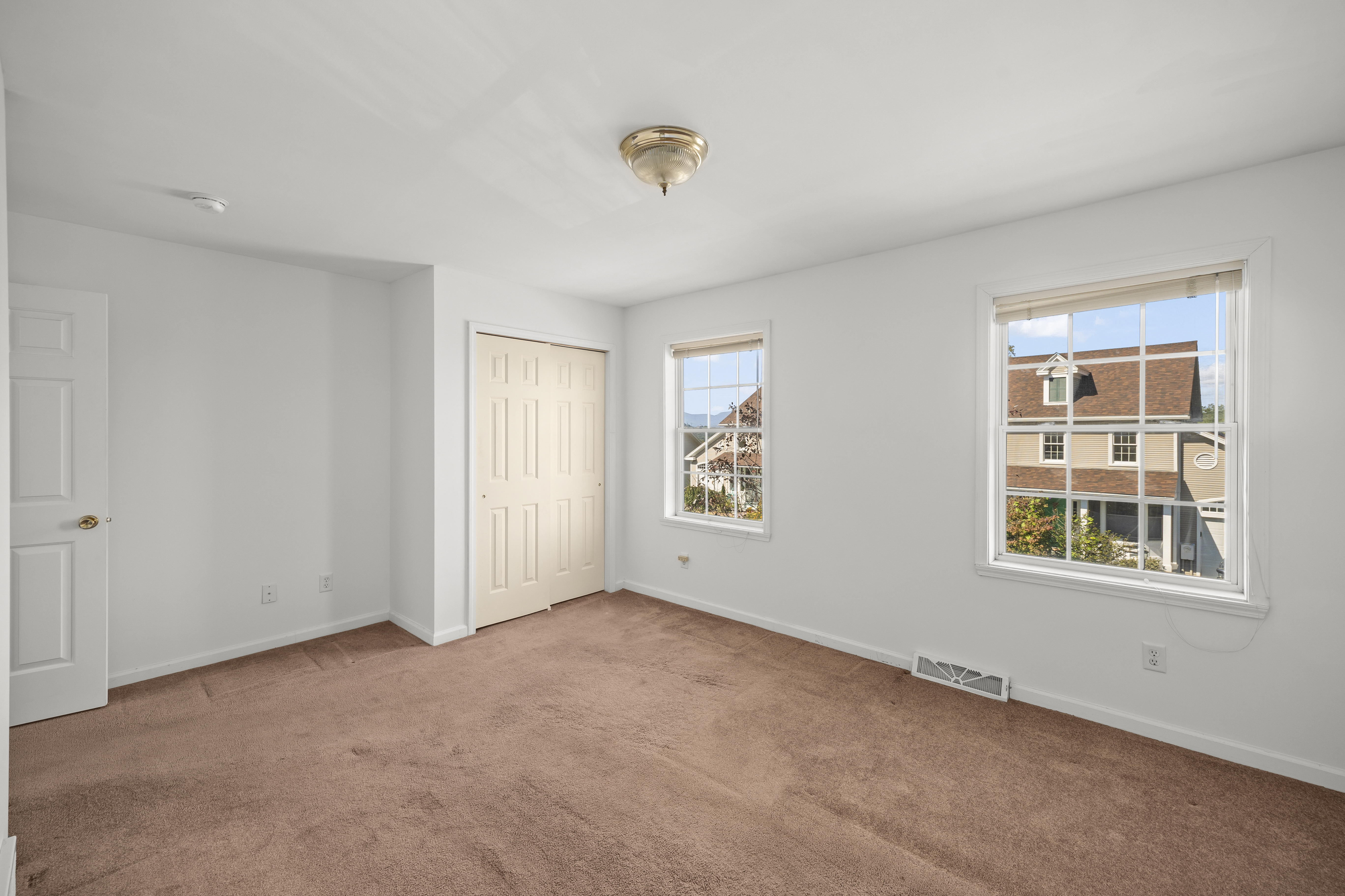  Turnkey Hudson Valley Townhouse: Main-Level Suite, Mountain Views & Deck - 物件實景