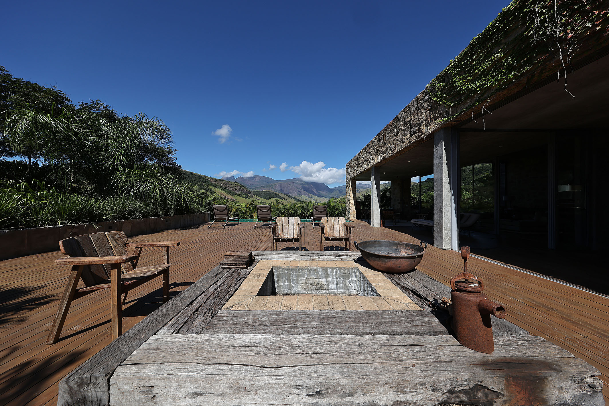  Contemporary estate immersed in nature with panoramic lake views - 物件實景