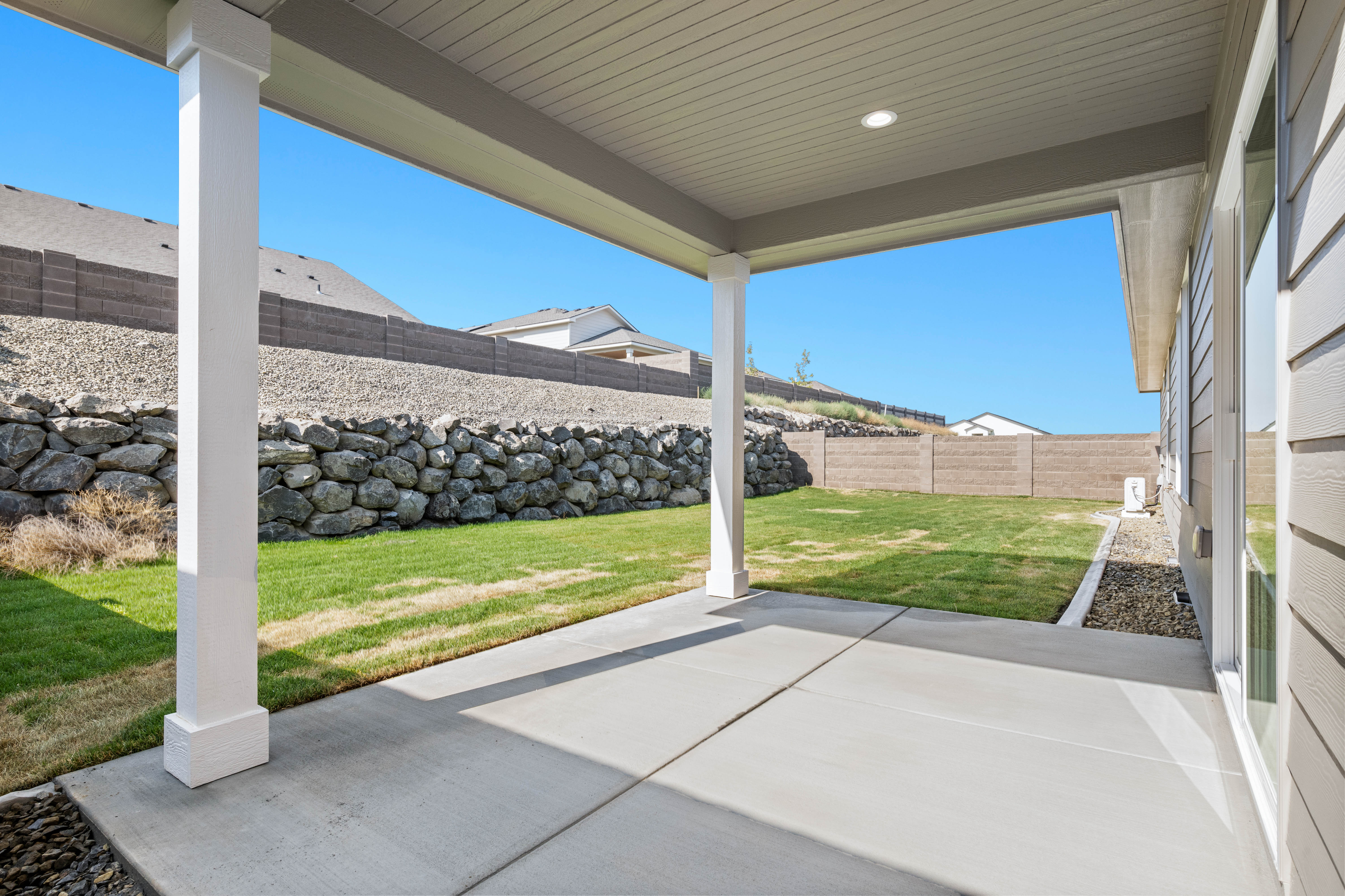  4-Car Garage, Big Yard & Fully Fenced - 物件實景