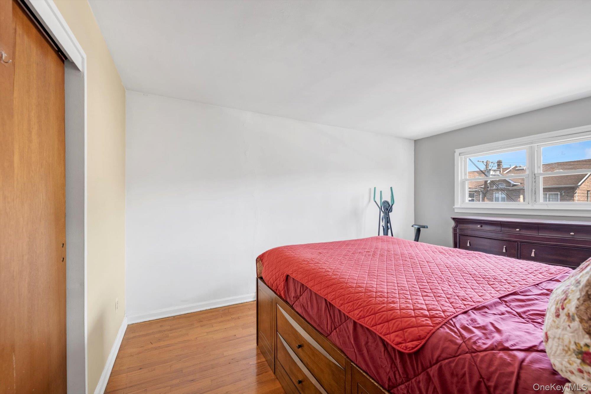 Bronx, New York, 10465, United States, 3 Bedrooms Bedrooms, ,2 BathroomsBathrooms,Residential,For Sale,1919704