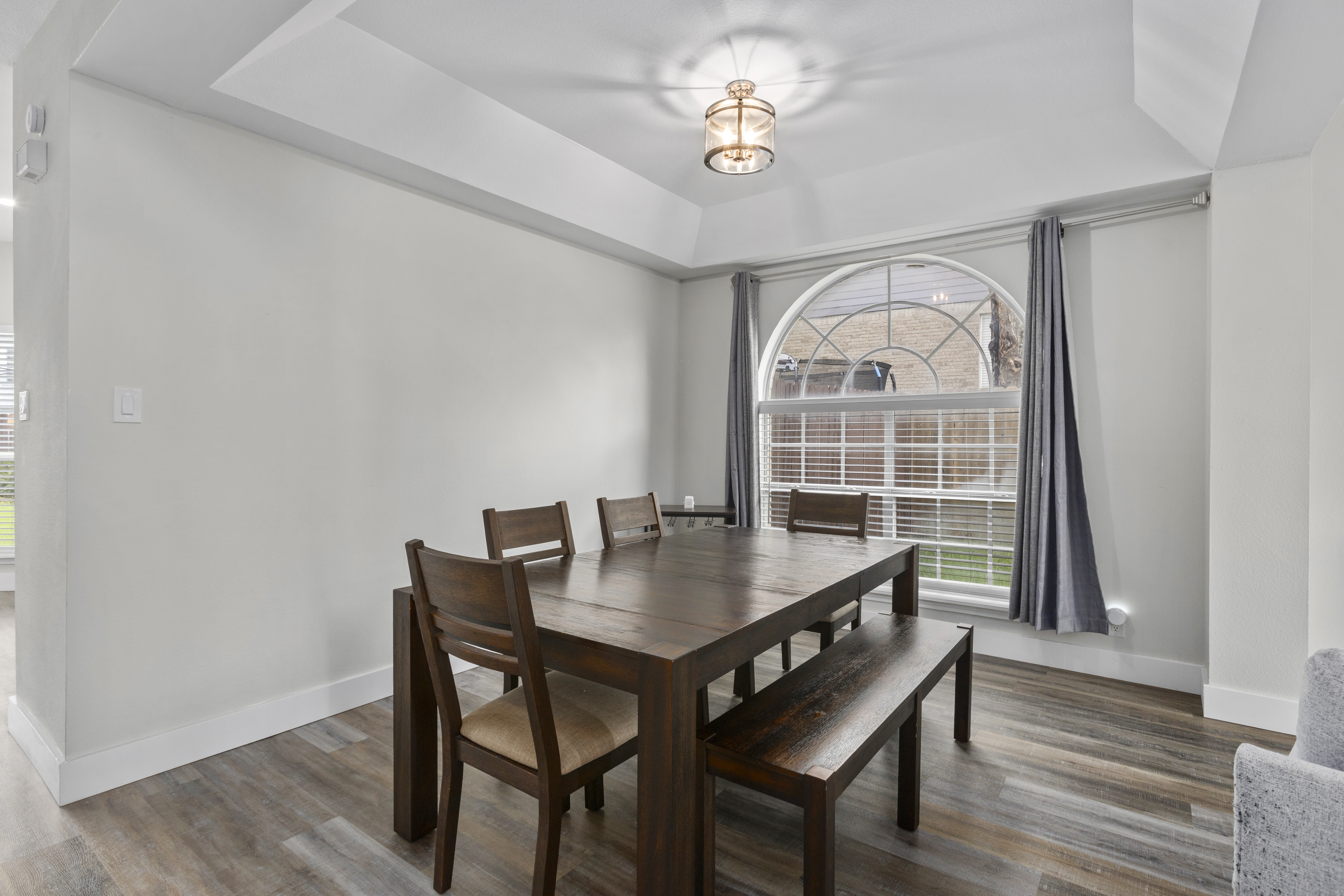  Modern Updates and Generous Living Spaces - 物件實景