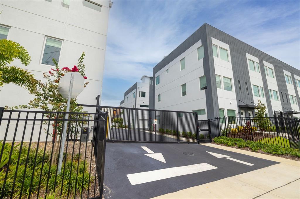 St Petersburg, Florida, 33701, United States, 2 Bedrooms Bedrooms, ,3 BathroomsBathrooms,Residential,For Sale,1994589