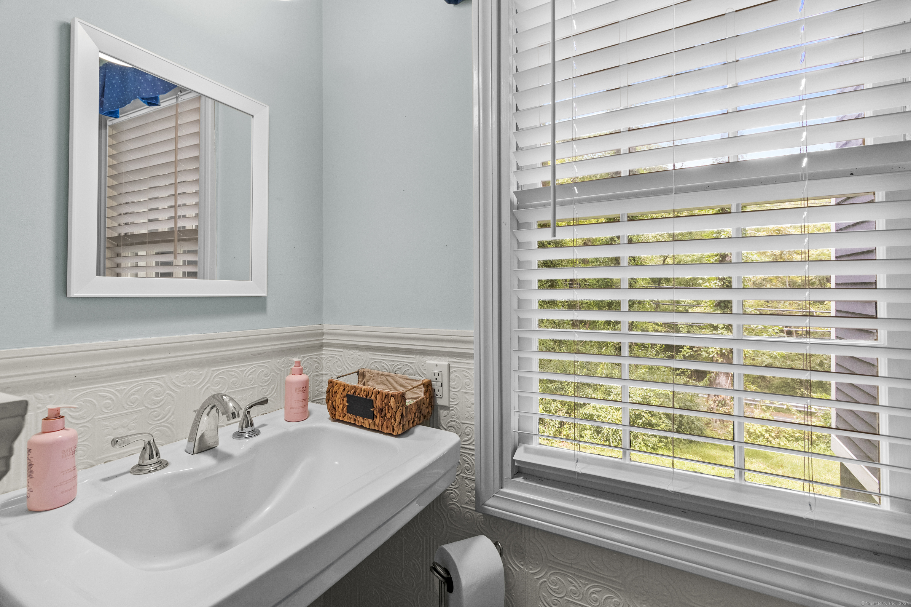 Newtown, Connecticut, 06482, United States, 3 Bedrooms Bedrooms, ,2 BathroomsBathrooms,Residential,For Sale,1828428