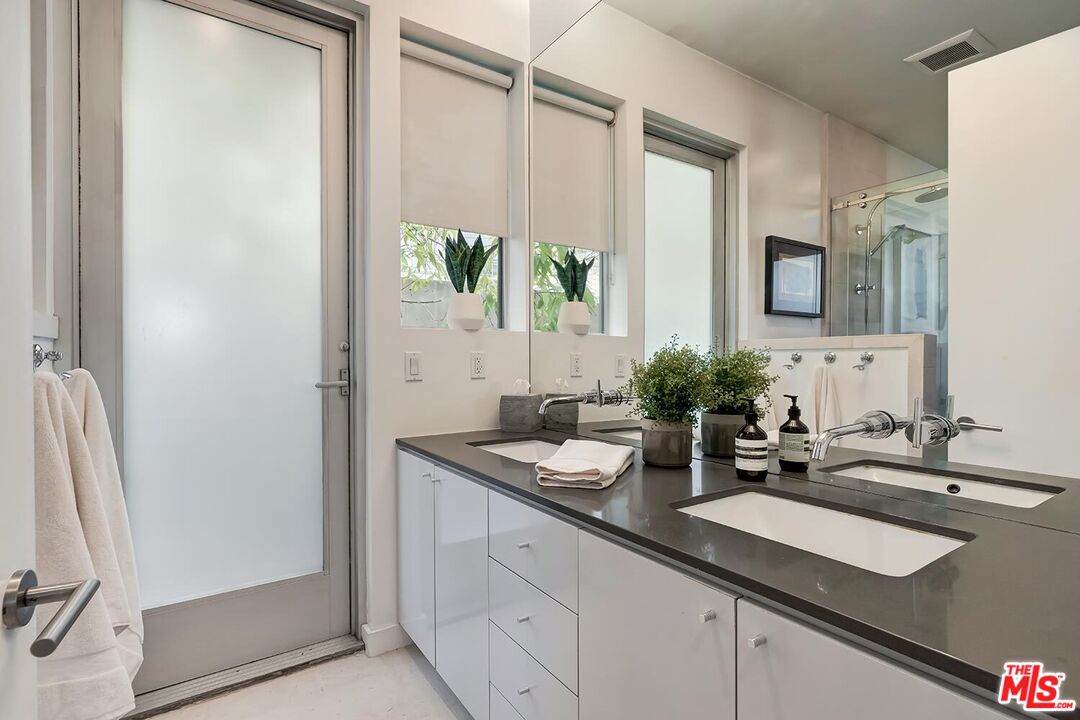 West Hollywood, California, 90069, United States, 2 Bedrooms Bedrooms, ,2 BathroomsBathrooms,Residential,For Sale,2000486