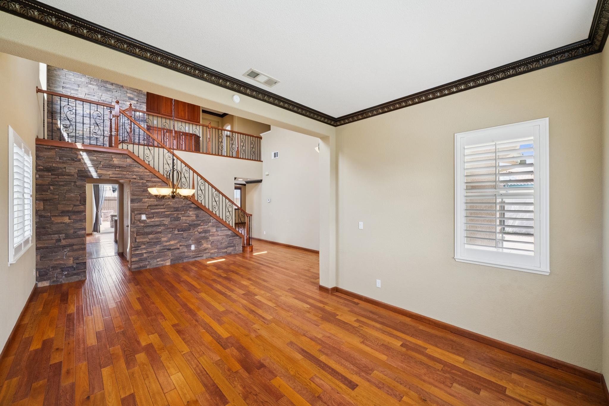  Gorgeous Two-Story Oakley Home - 物件實景
