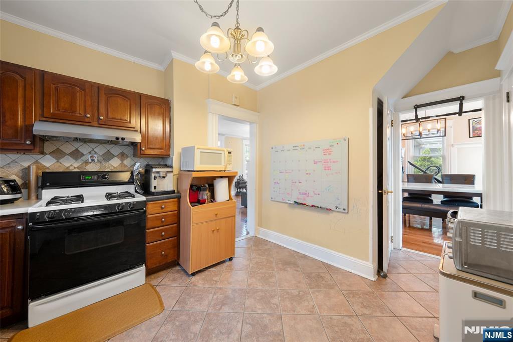 Fort Lee, New Jersey, 07024, United States, 4 Bedrooms Bedrooms, ,3 BathroomsBathrooms,Residential,For Sale,1850035