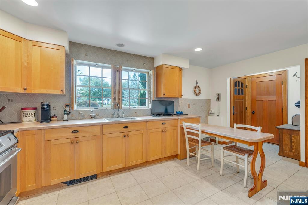 Montvale, New Jersey, 07645, United States, 6 Bedrooms Bedrooms, ,4 BathroomsBathrooms,Residential,For Sale,1950973