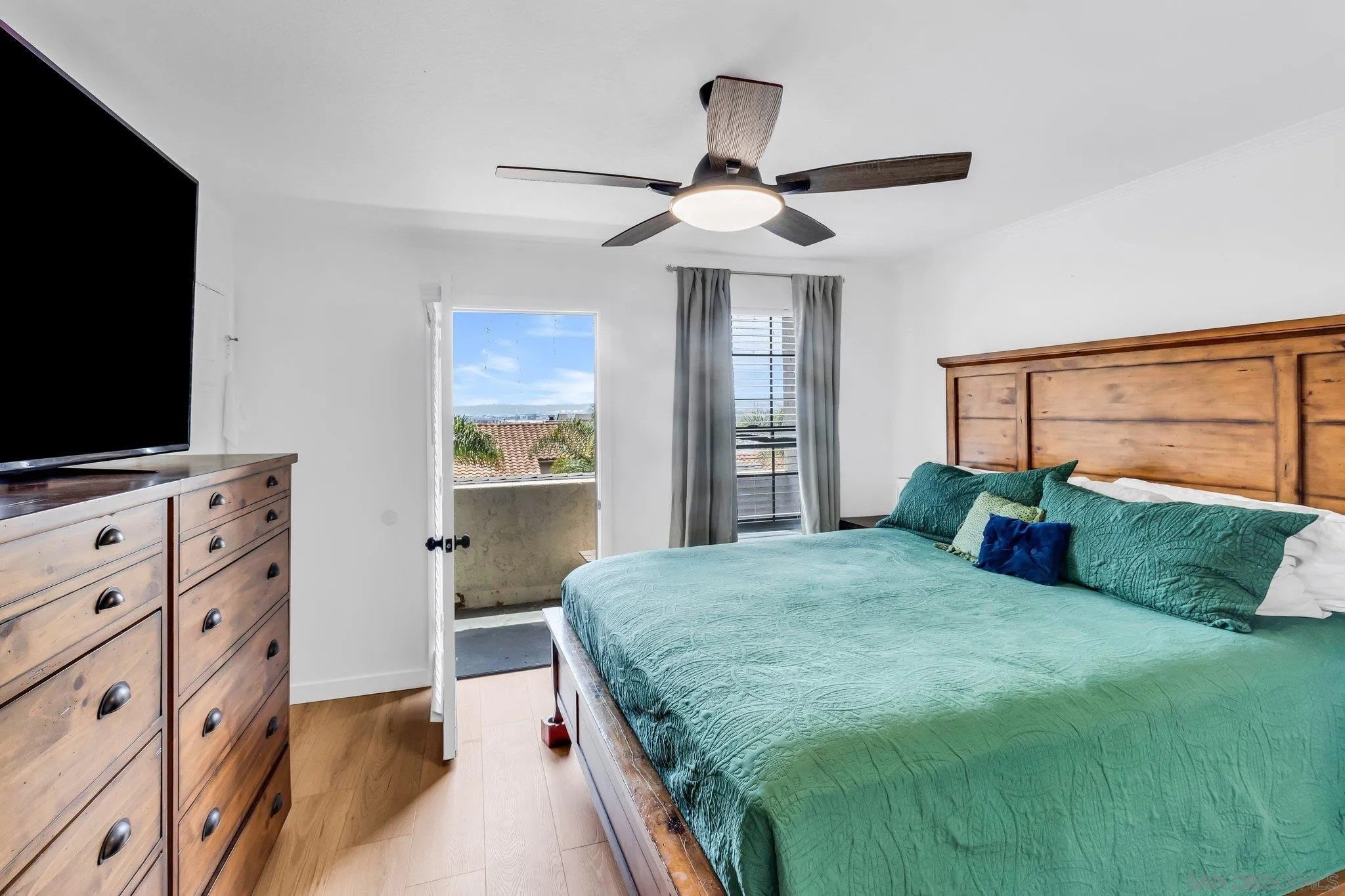 San Diego, California, 92110, United States, 2 Bedrooms Bedrooms, ,2 BathroomsBathrooms,Residential,For Sale,1996834