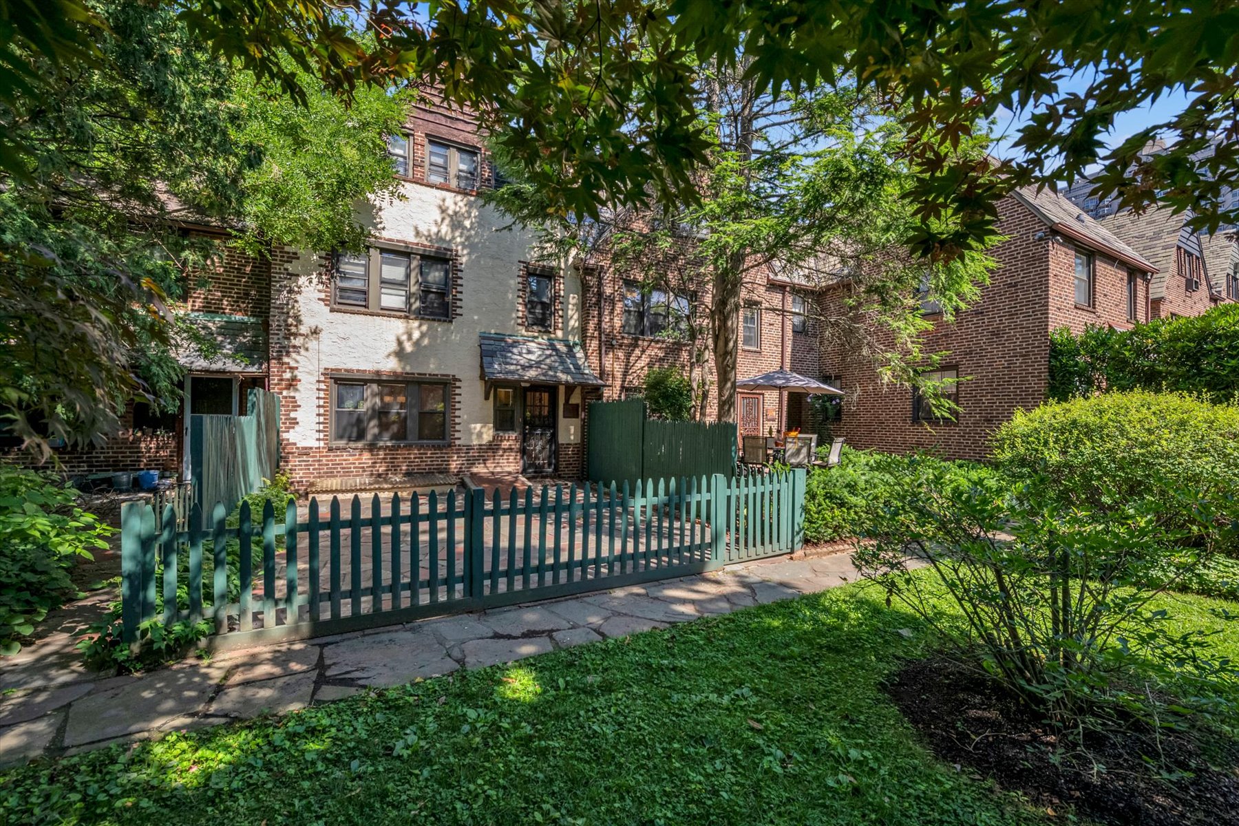  ?RENOVATED FOREST CLOSE ATTACHED BRICK TOWNHOUSE? - 物件實景