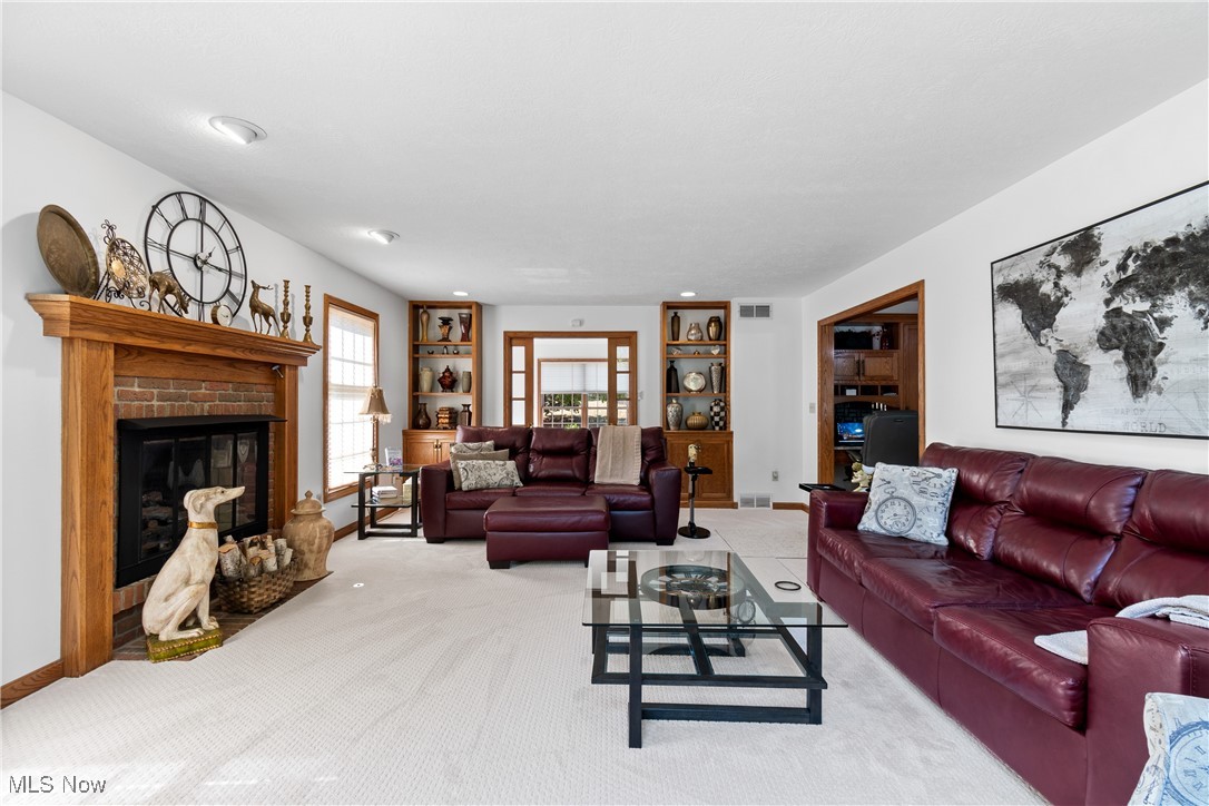 Uniontown, Ohio, 44685, United States, 5 Bedrooms Bedrooms, ,4 BathroomsBathrooms,Residential,For Sale,1947066