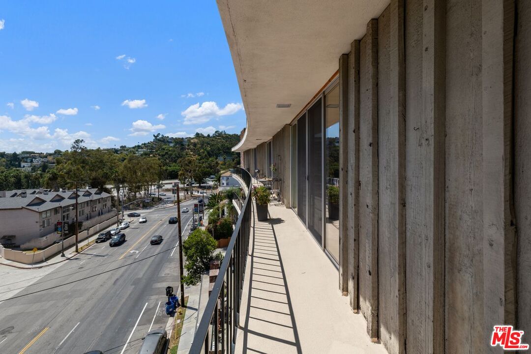 Los Angeles, California, 90068, United States, 2 Bedrooms Bedrooms, ,2 BathroomsBathrooms,Residential,For Sale,1939987