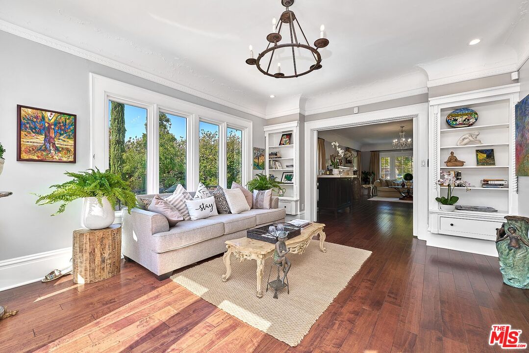 Los Angeles, California, 90005, United States, 5 Bedrooms Bedrooms, ,6 BathroomsBathrooms,Residential,For Sale,1907226