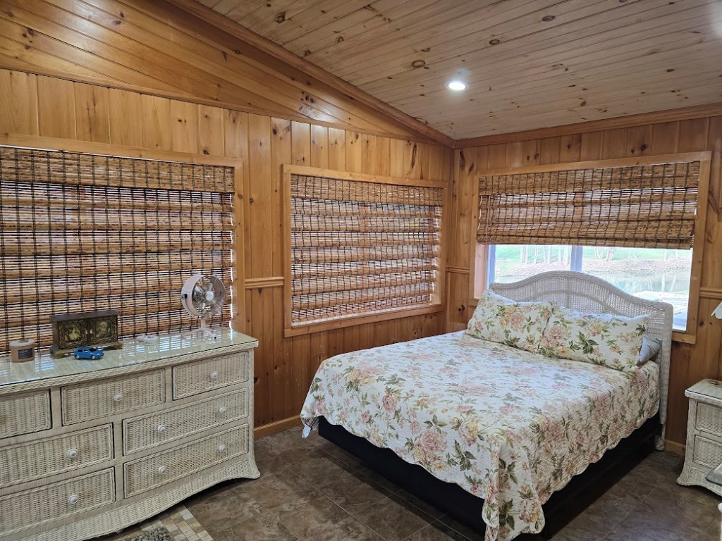Lansing, North Carolina, 28643, United States, 2 Bedrooms Bedrooms, ,4 BathroomsBathrooms,Residential,For Sale,1914214