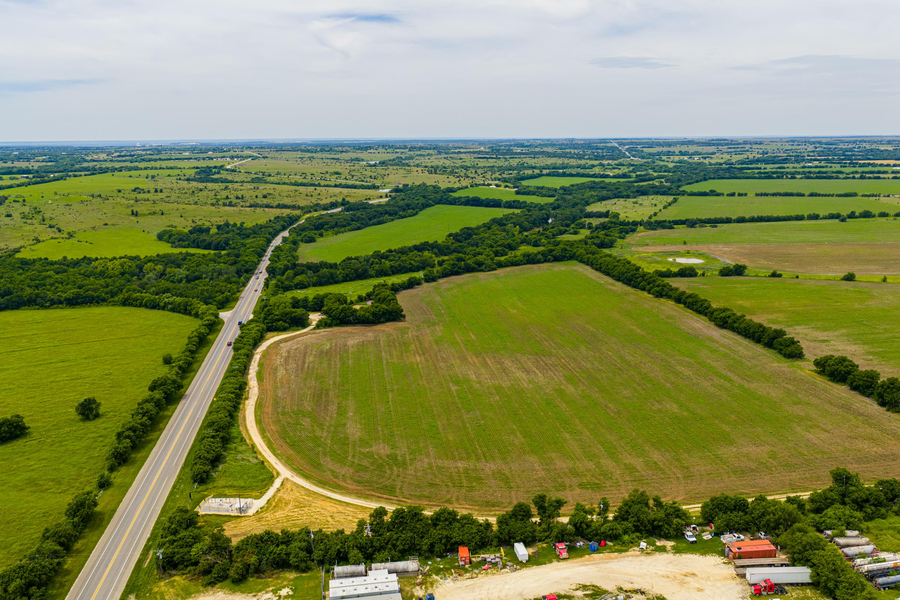  667 Acre Development Property With Two Miles Of Highway Frontage - 物件實景