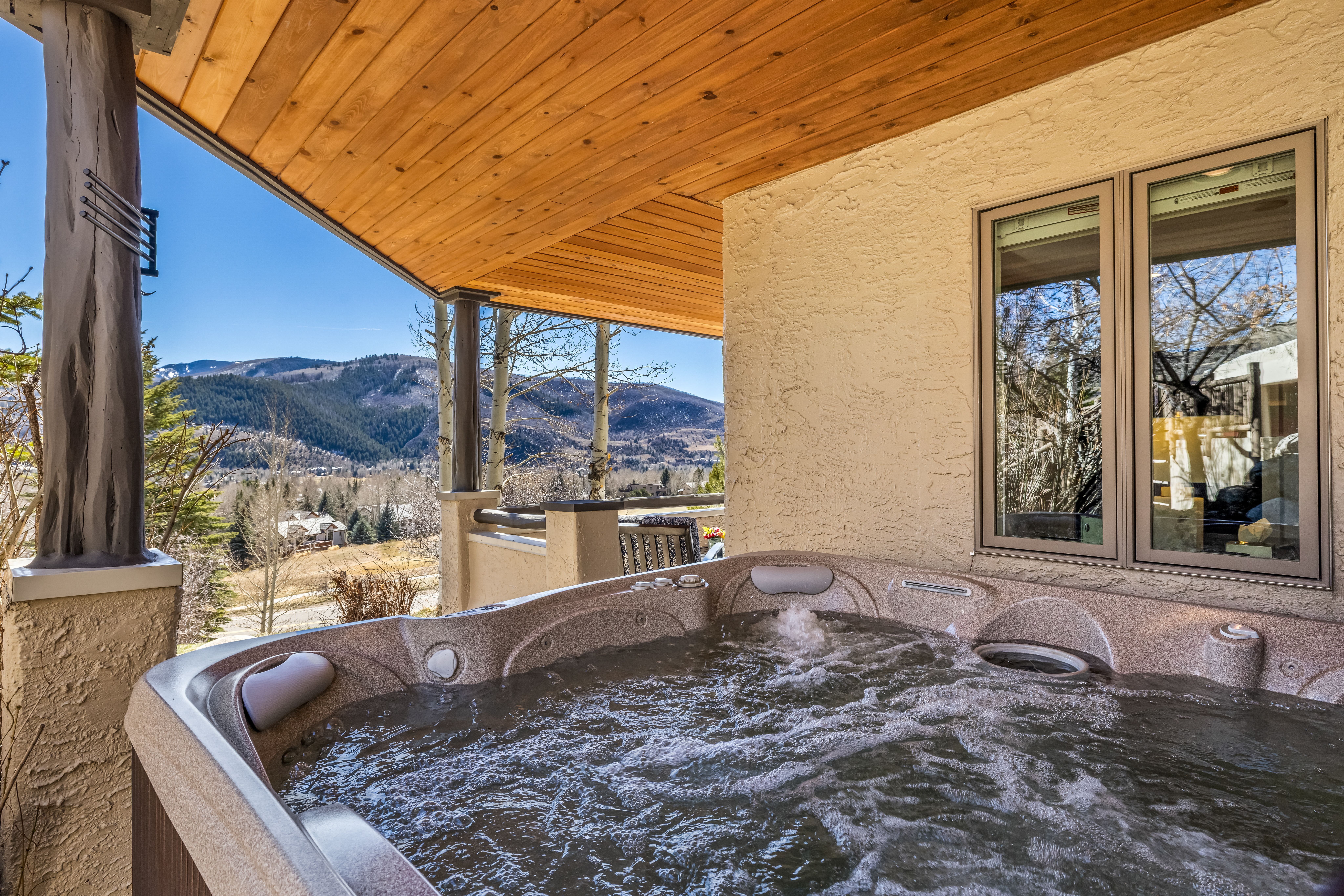  Captures sweeping views of Arrowhead and the surrounding mountain landscape. - 物件實景