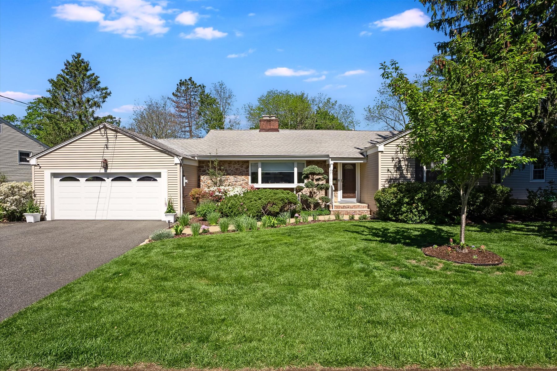  Easy One Floor Ranch Style Home with Vibrant and Perfectly Manicured Property - 物件實景