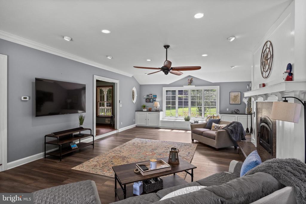Cream Ridge, New Jersey, 08514, United States, 4 Bedrooms Bedrooms, ,3 BathroomsBathrooms,Residential,For Sale,1902972