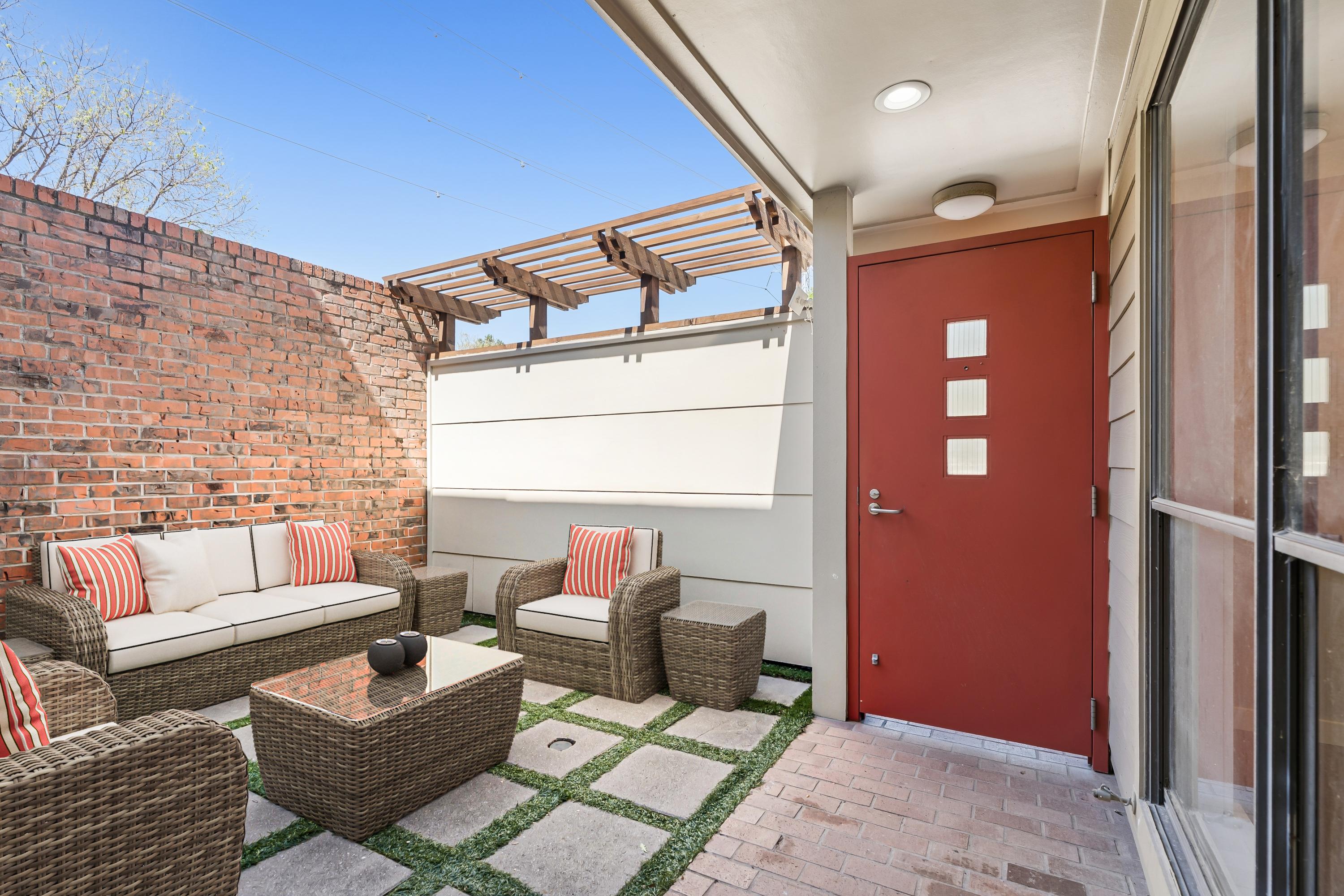  Katy Trail Condo Fully Remodeled with Private Turf Patio - 物件實景