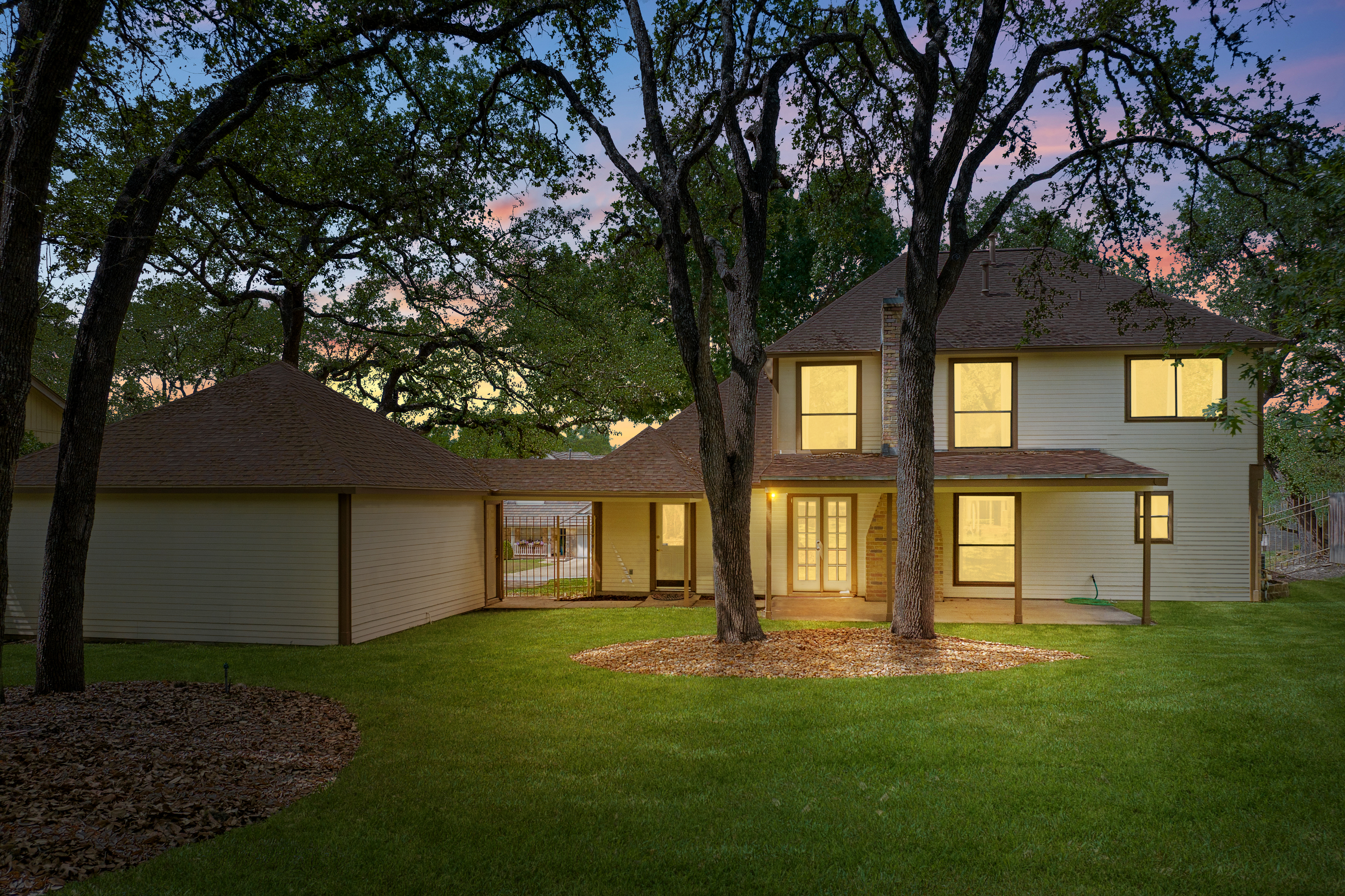  Custom Home with Private Backyard Oasis - 物件實景