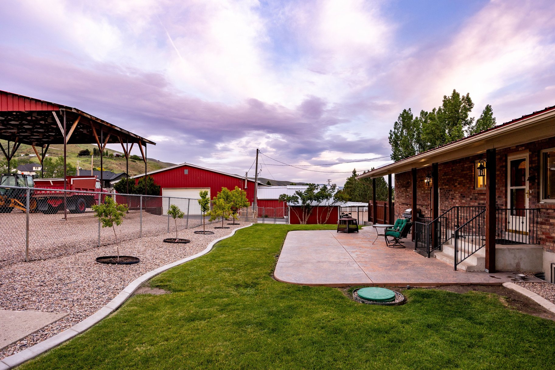  Incredibly Well-Maintained Horse Property with Indoor Arena & Views - 物件實景