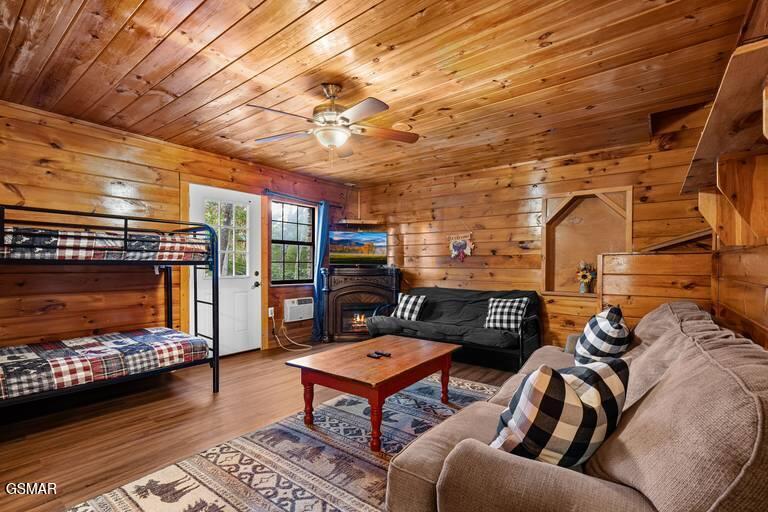 Sevierville, Tennessee, 37876, United States, 2 Bedrooms Bedrooms, ,4 BathroomsBathrooms,Residential,For Sale,2019046