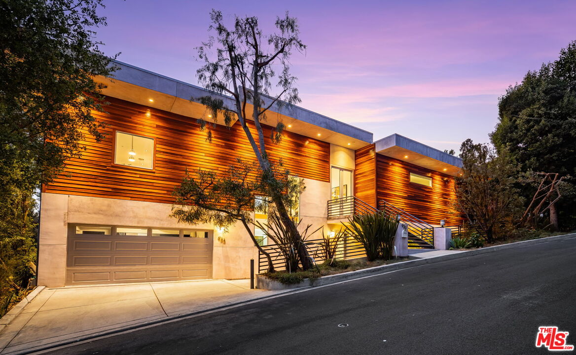 Los Angeles, California, 90049, United States, 4 Bedrooms Bedrooms, ,5 BathroomsBathrooms,Residential,For Sale,1901289