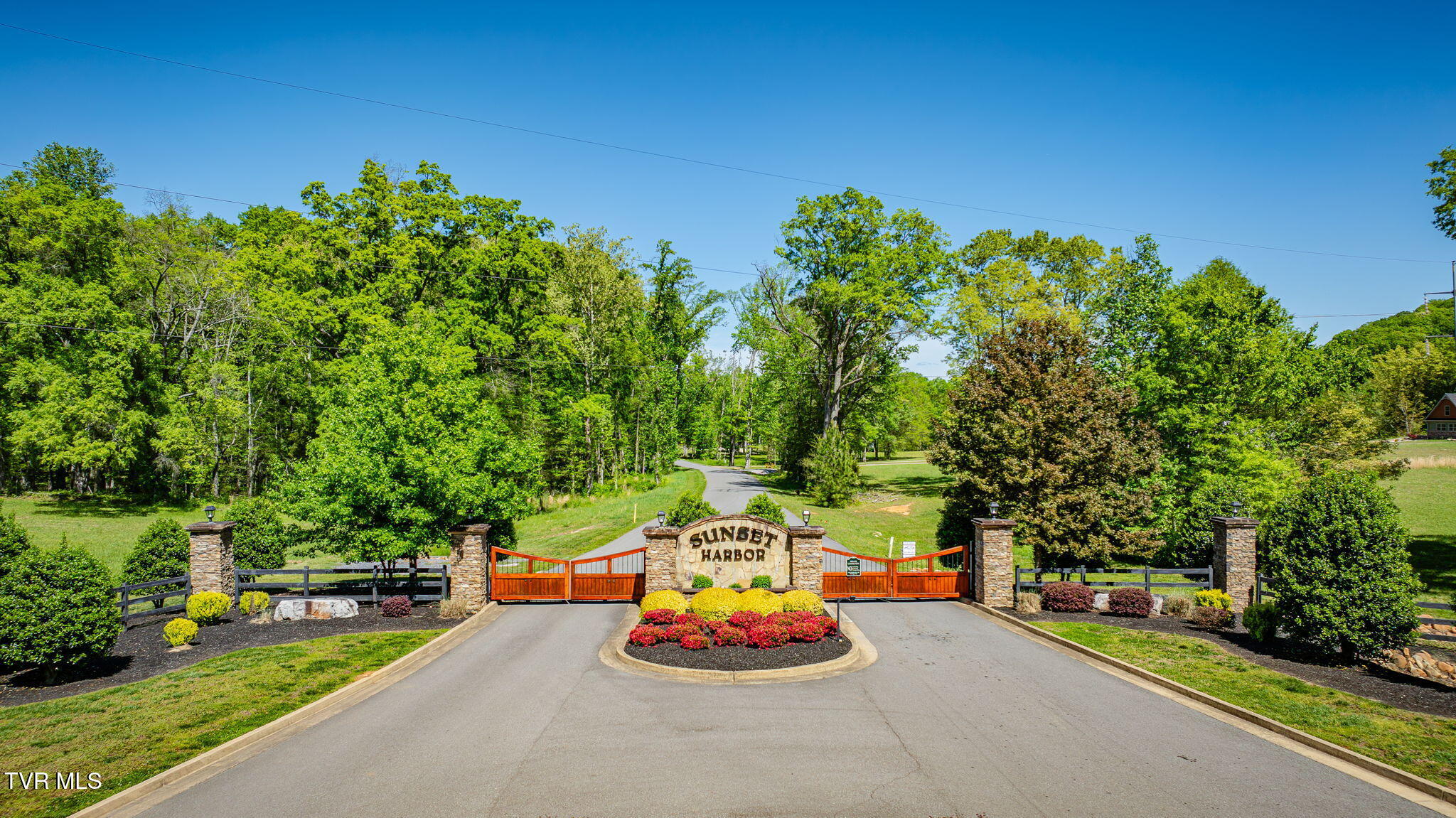 Dandridge, Tennessee, 37725, United States, 3 Bedrooms Bedrooms, ,4 BathroomsBathrooms,Residential,For Sale,2040308