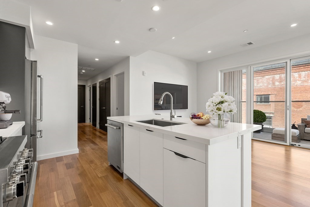 Boston, Massachusetts, 02127, United States, 2 Bedrooms Bedrooms, ,2 BathroomsBathrooms,Residential,For Sale,1916943