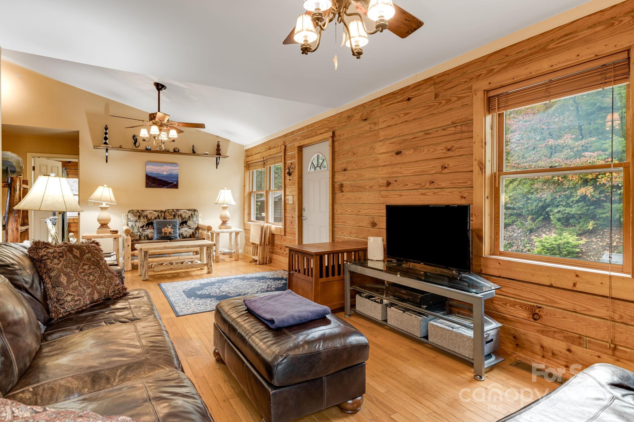 Spruce Pine, North Carolina, 28777, United States, 3 Bedrooms Bedrooms, ,3 BathroomsBathrooms,Residential,For Sale,1991683