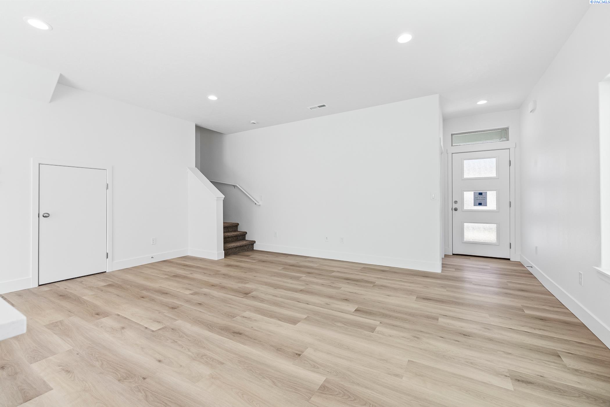 Kennewick, Washington, 99337, United States, 6 Bedrooms Bedrooms, ,Residential,For Sale,1796144