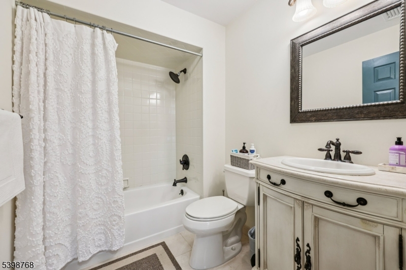 Wayne Twp., New Jersey, 07470, United States, 2 Bedrooms Bedrooms, ,3 BathroomsBathrooms,Residential,For Sale,2002003