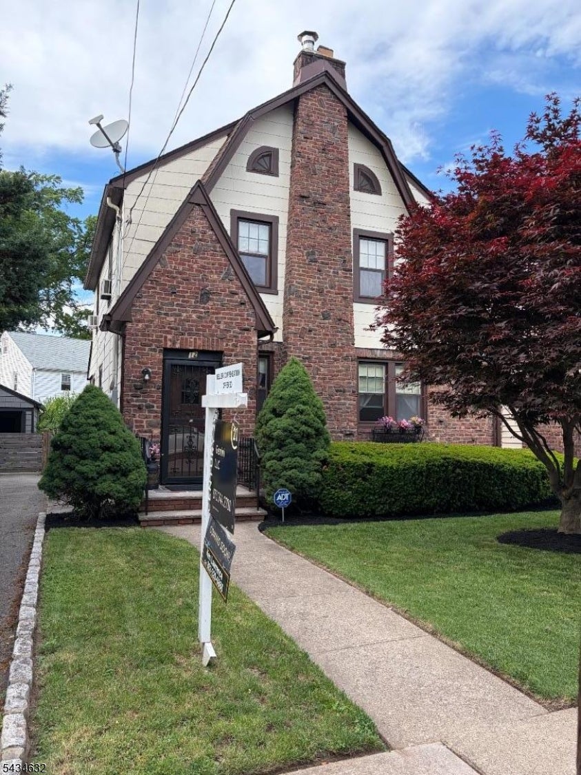 Bloomfield Twp., New Jersey, 07003, United States, 3 Bedrooms Bedrooms, ,1 BathroomBathrooms,Residential,For Sale,2048064